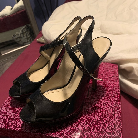 Selling shoes! Barely worn! - Picture 5 of 8